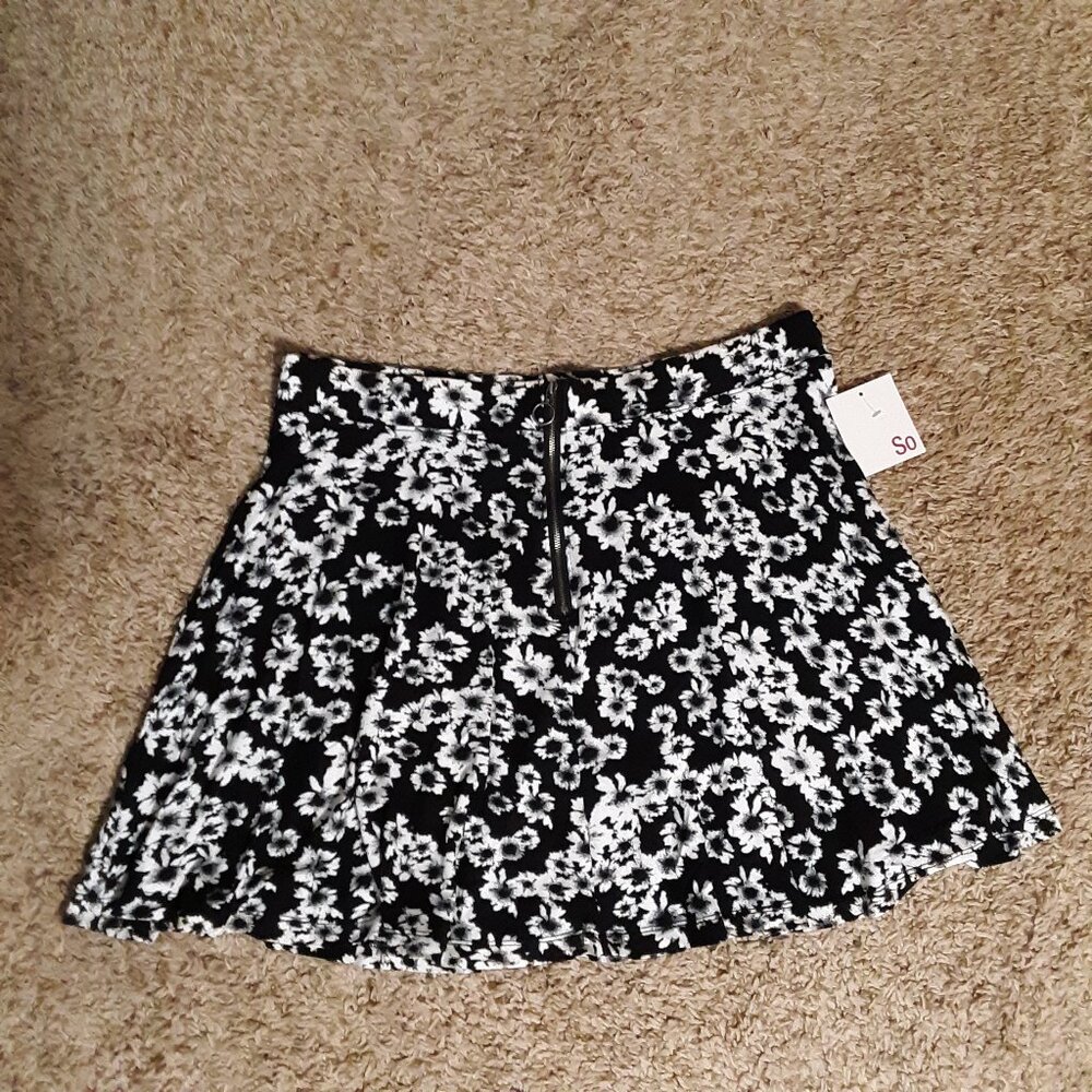 SO Skirt, NWT, Black w/ White Flowers, Front Zipper, Juniors XL